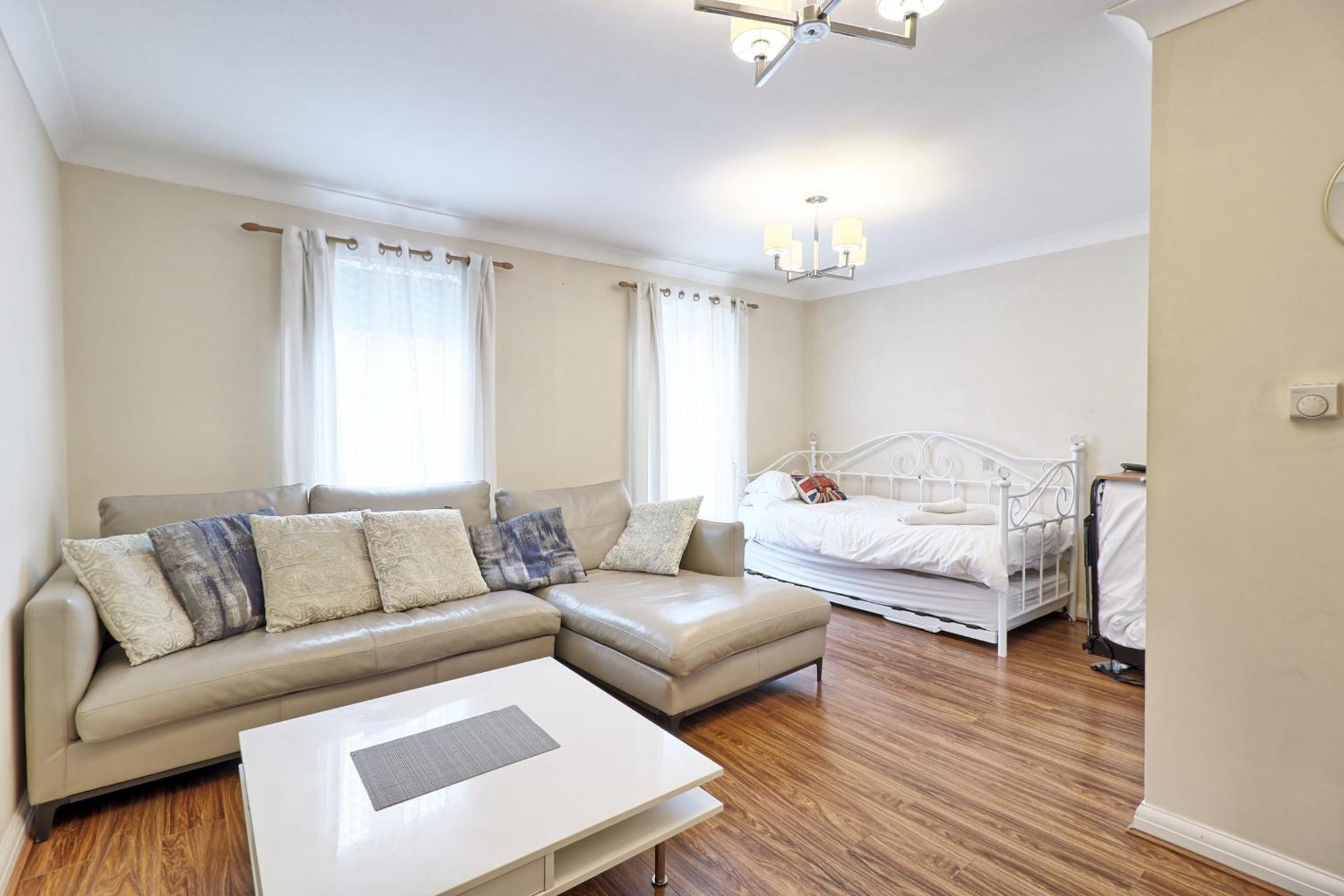 By Buildersbeds - Paignton House 4 Bedrooms Harold Wood Dış mekan fotoğraf