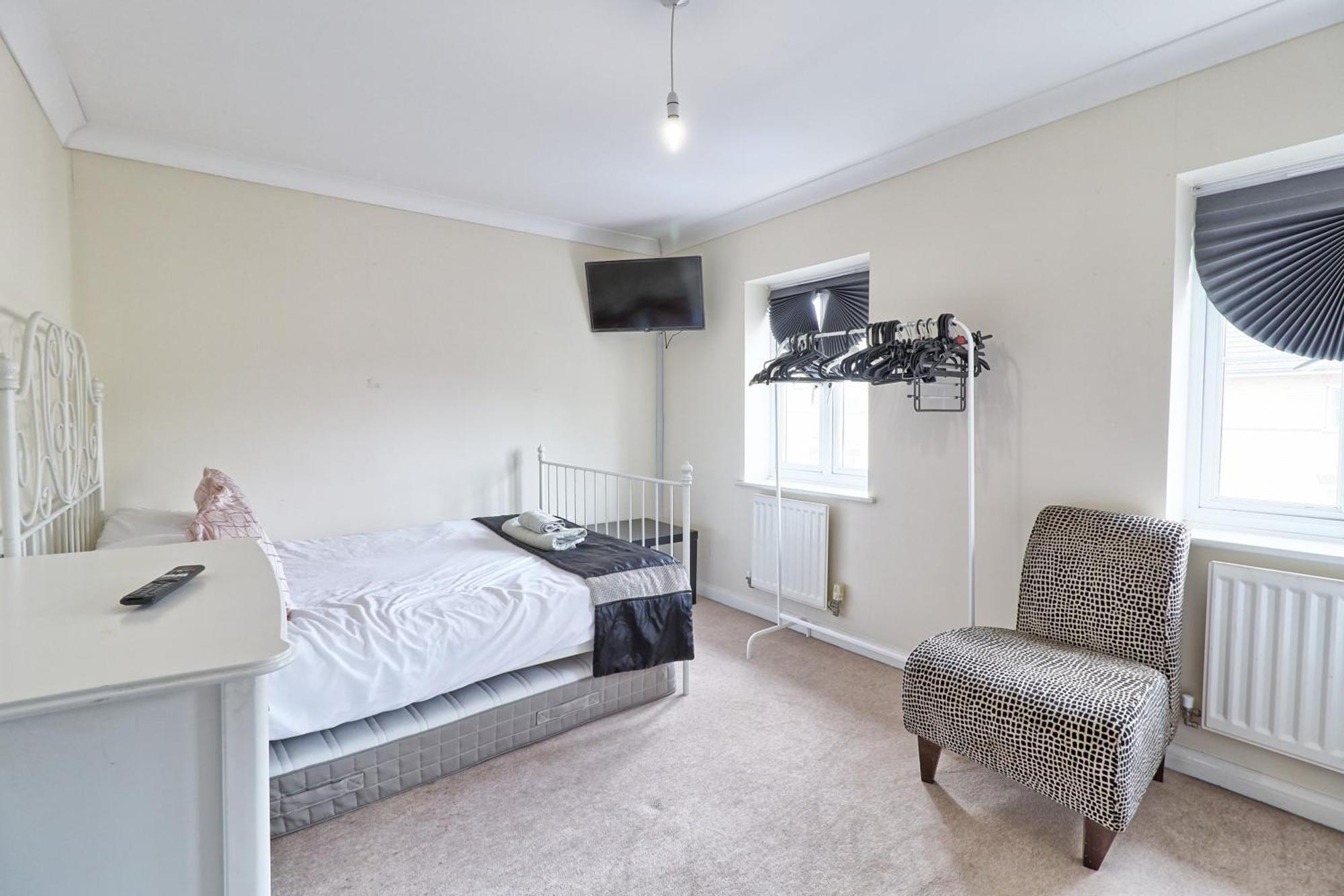 By Buildersbeds - Paignton House 4 Bedrooms Harold Wood Dış mekan fotoğraf